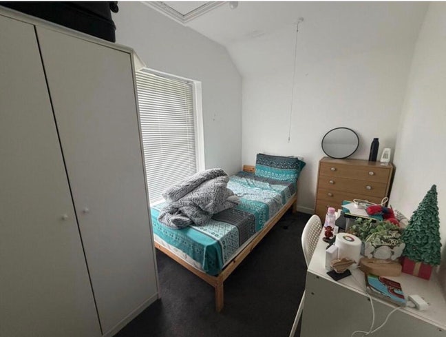 1 Room Available in 5-Bed House Main Photo