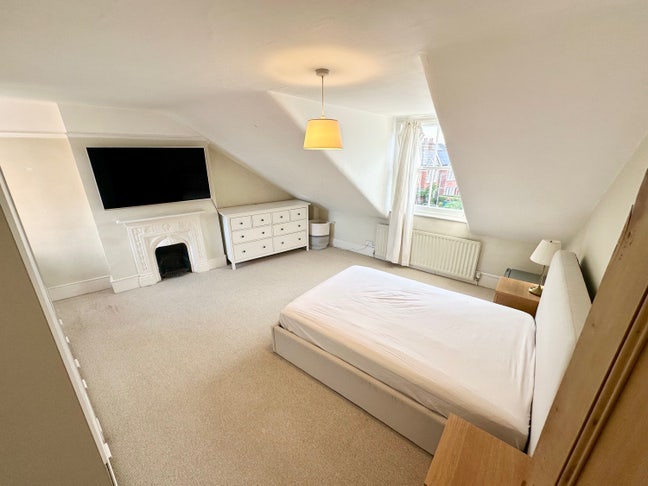 Large Furnished Double Room with Shared Bathroom Main Photo