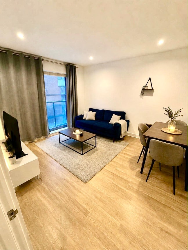 2 Bed 2 Bathroom Apartment 5 min walk to DLR Main Photo