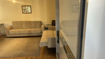 🏡 Studio Room Available in Dagenham RM9 5YN Main Photo