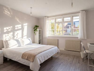 "Modern Double Room, SW11 – Own Bathroom" Main Photo
