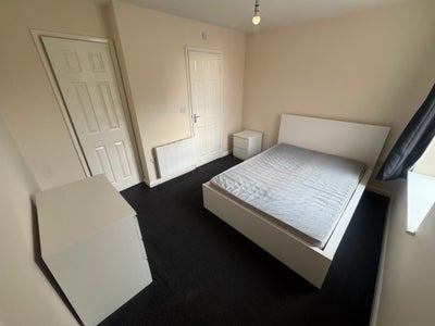 Spacious Double Room with Private En-Suite Main Photo