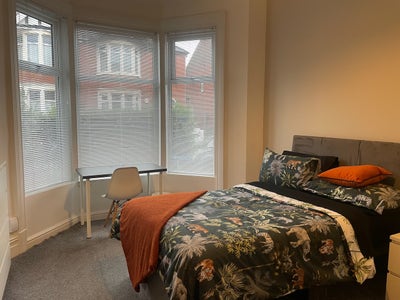 💚  Newly Decorated Bright Double Room  Main Photo