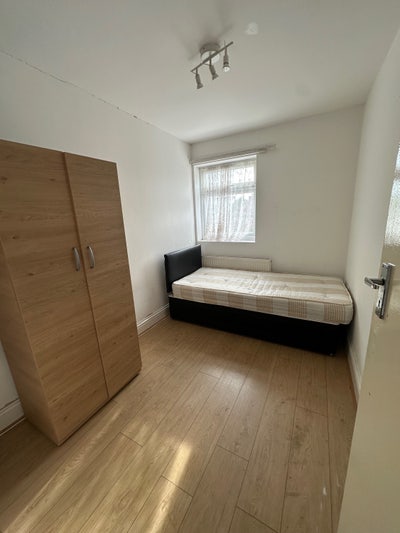 Room next to Dagenham Heathway station  Main Photo
