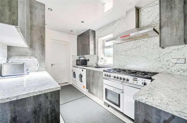 Double Room with En-suite Main Photo