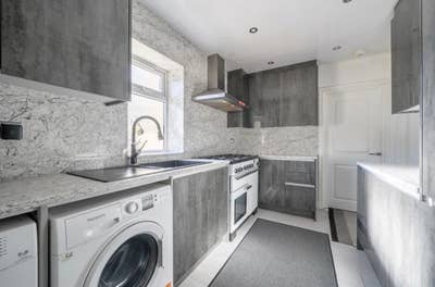Single Room with En-suite Main Photo