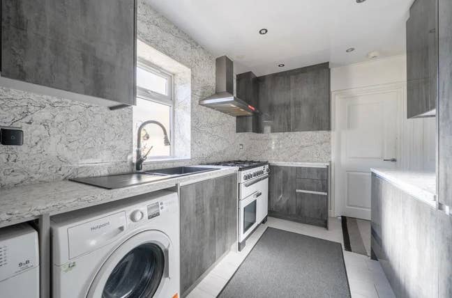 Single Room with En-suite Main Photo