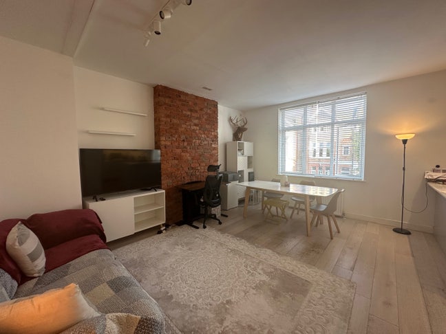 ⭐ Spacious and Bright En-suite Double Room⭐  Main Photo