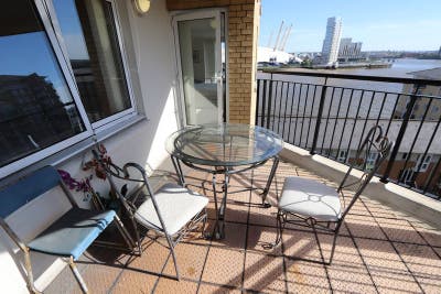 🌊 Balcony Room + Riverside Views in Canary Wharf Main Photo