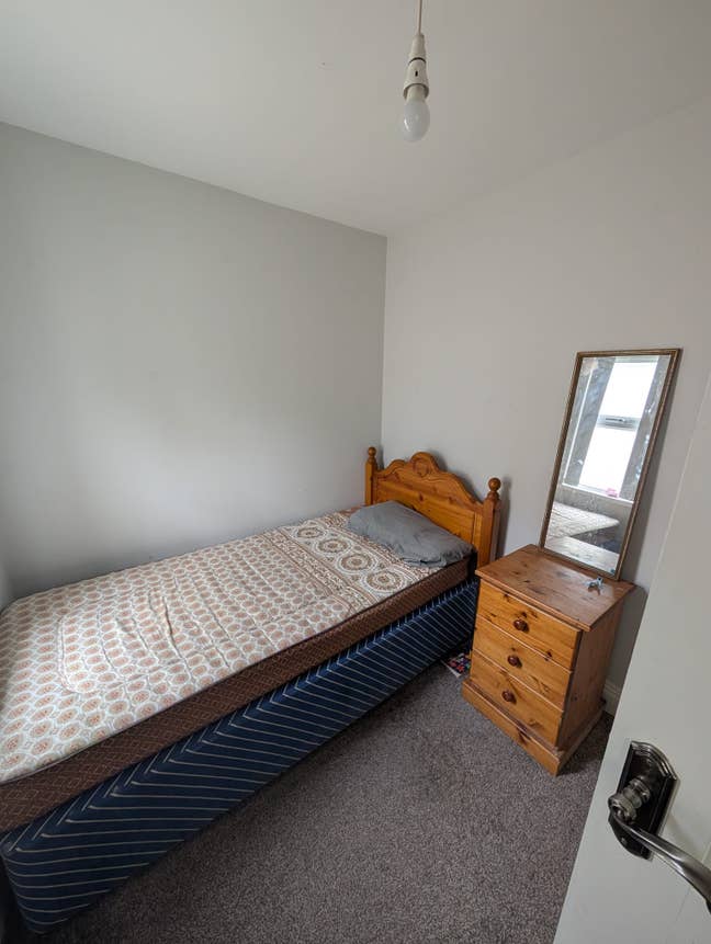 Single room in a 2 bedroom flat to rent . Main Photo
