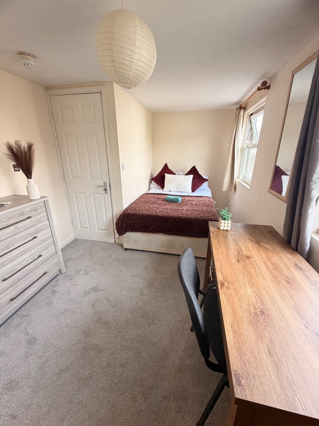 ❤️Stunning Rooms - Female House!  Main Photo