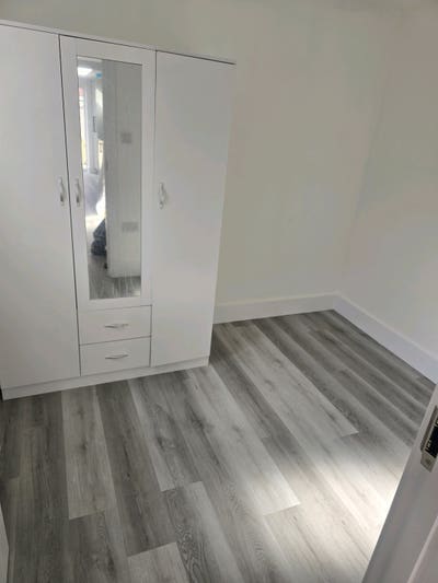 Room for one girl or 2 girls available  Main Photo