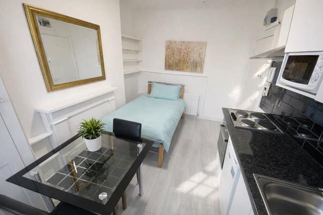 Bedsit with Full Kitchen, Most Bills included SW3 Main Photo