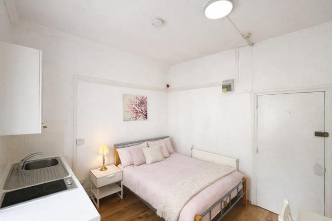 Double Bedsit with Bills Included in SW3 Chelsea Main Photo