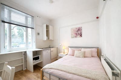 Double Bedsit with Bills Included in SW3 Chelsea Main Photo