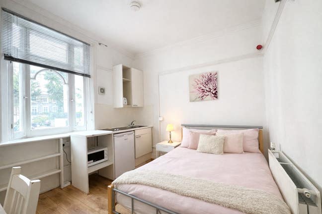 Double Bedsit with Bills Included in SW3 Chelsea Main Photo