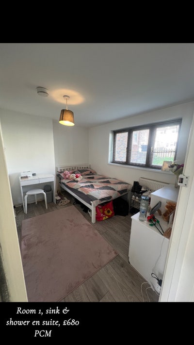 Spacious Double Bedrooms with En suites (SS14) Main Photo