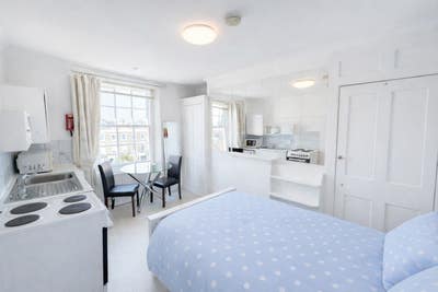 Large Bedsit with Ensuite Shower in SW3 Chelsea Main Photo
