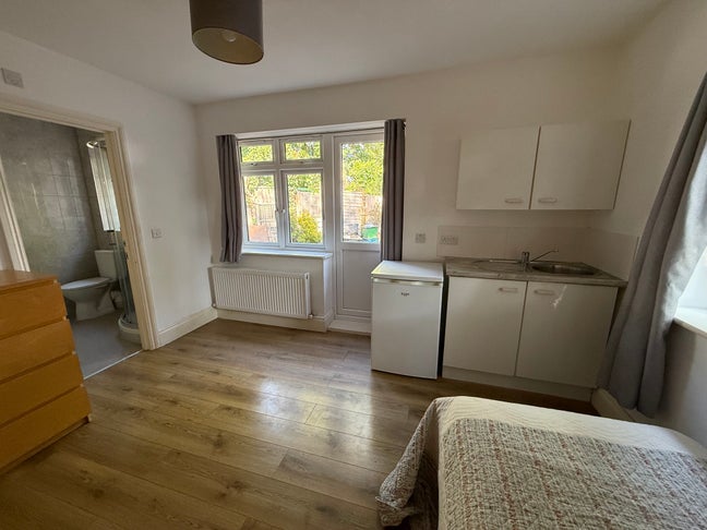 En-suite, double room in peaceful location Main Photo