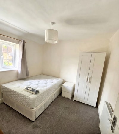 Stylish Double Bedroom | 5 Mins to Central Line Main Photo