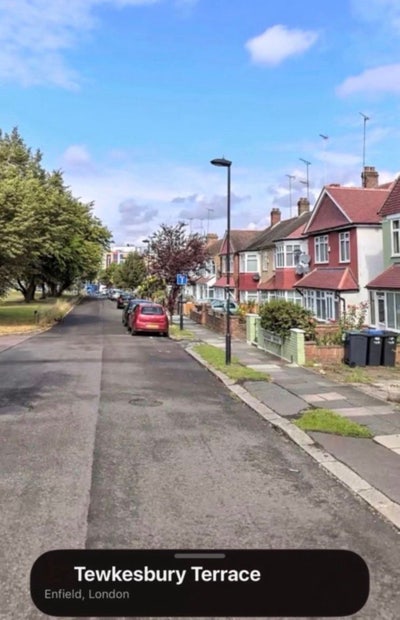 10 mins walk Bounds Green Tube Station (Zone 3/4) Main Photo