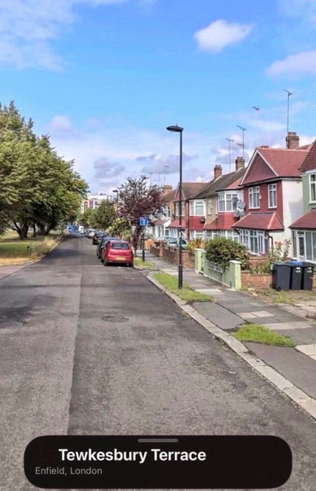 10 mins walk Bounds Green Tube Station (Zone 3/4) Main Photo