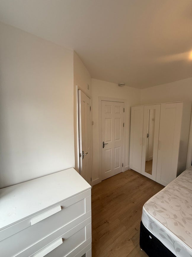 Double room with en-suite bathroom available  Main Photo