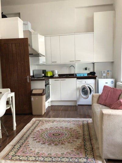 Studio in Kilburn High Road, NW6 Main Photo