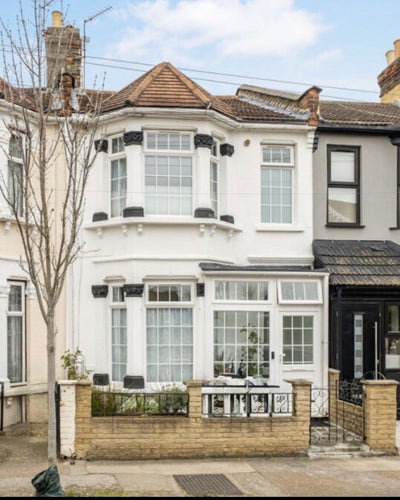 Up to 3 Double Rooms | Spacious 4-Bed House | Live Main Photo