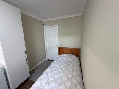 Spacious studio available to rent in IG5  Main Photo
