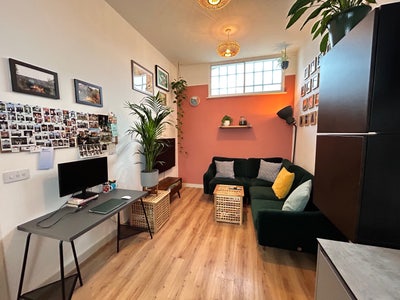 Central 1 bed flat with parking  Main Photo