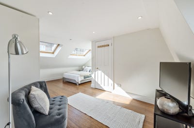 Available Now! Double Bedroom -all bills included! Main Photo