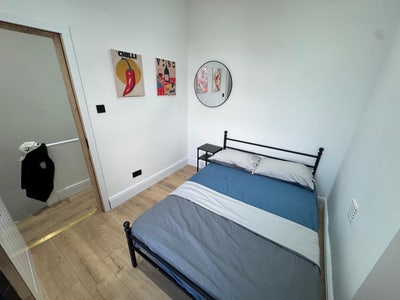2 En-suite double bedrooms Available now 🏠  Main Photo