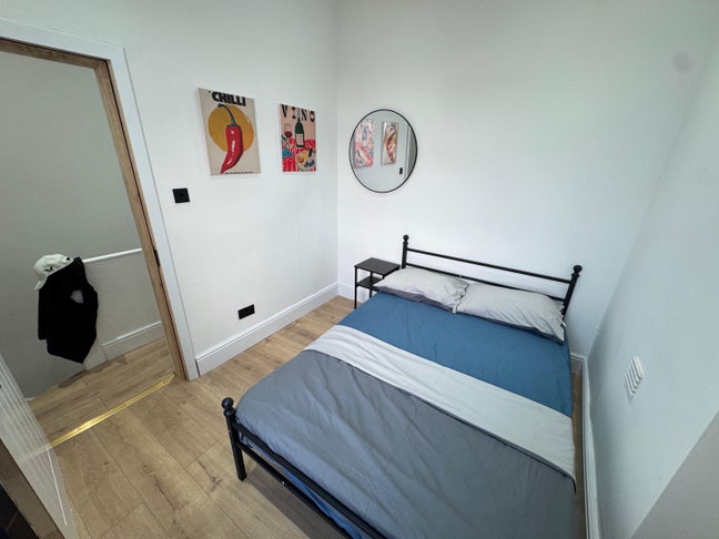 2 En-suite double bedrooms Available now 🏠  Main Photo