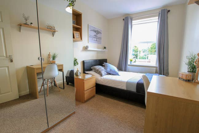Comfortable Living in a quiet close  Main Photo
