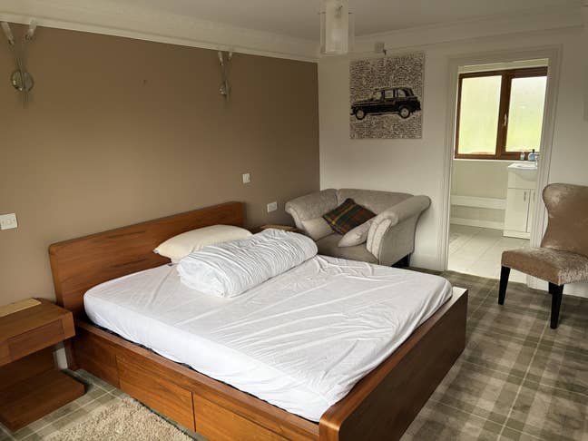 Spacious room with en-suite. Main Photo