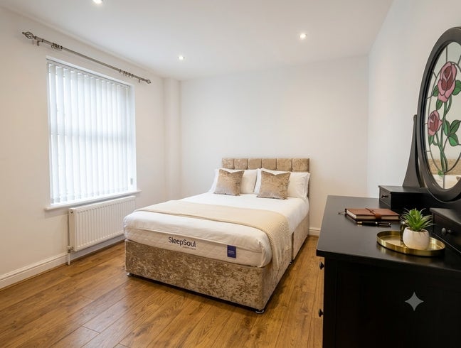 Spacious 2-Bedroom, 2-Bathroom Property in M14 Main Photo