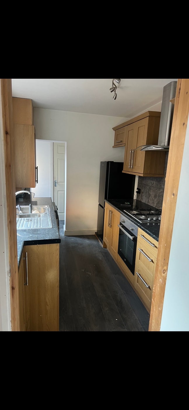 Double With Single & Single Room Available  Main Photo
