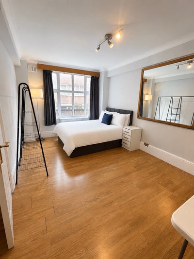 🏞HUGE ROOM- Hyde Park | Living Room+24/7 Concierge Main Photo
