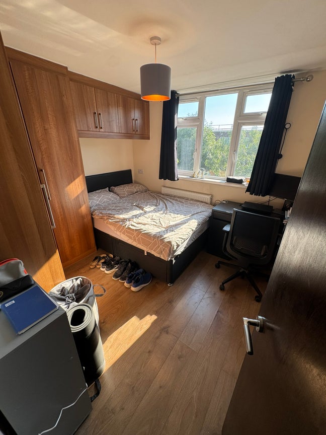 Brand New Double Next to Bermondsey Station Main Photo