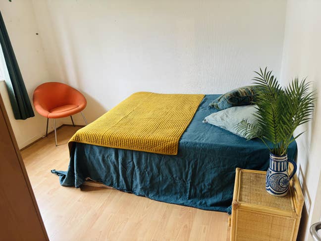 Bright, quiet,, large room,  central location Main Photo