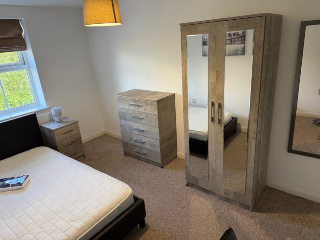 Double Ensuite Rooms by Train Station Bills All In Main Photo