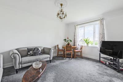 🏡 1-Bedroom Part-Furnished Flat with Parking Main Photo