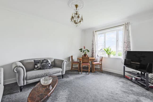 🏡 1-Bedroom Part-Furnished Flat with Parking Main Photo