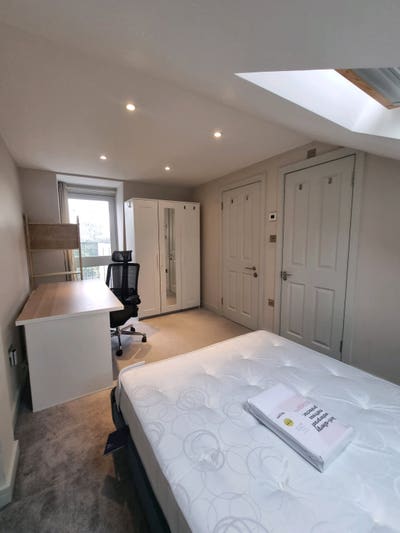 Beautiful En-suite with Shower for Short Term Let Main Photo