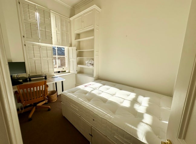 Room to rent on Albany Street - amazing location Main Photo