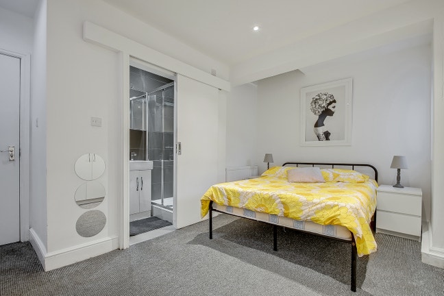 Large En-Suite in a Spacious House in Harlesden  Main Photo