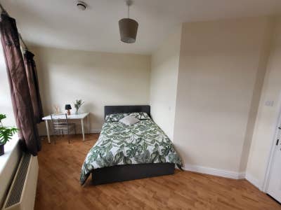 Bright Double room- 5 mins walk to Dollis Hill Main Photo