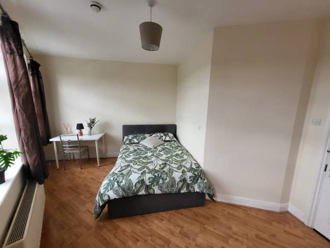 Bright Double room- 5 mins walk to Dollis Hill Main Photo