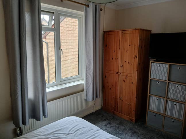 Double Bedroom in Goldsworth Park Main Photo